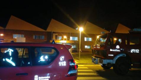 Bomberos de Logroño sofocan un fuego en una empresa papelera de Viana