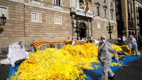 Antiindependentistas vuelcan miles de lazos amarillos frente a la Generalitat