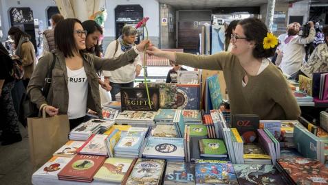 Numeroso puestos de librerías ofrecieron descuentos a los navarros en la Avenida Carlos III
