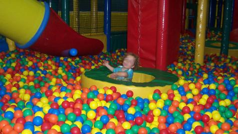 Un niño en una piscina de bolas