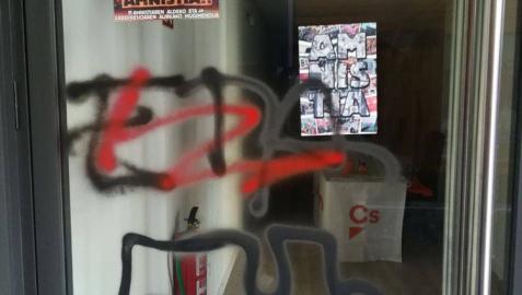 Bildu y Aranzadi se abstienen de condenar las pintadas en la sede de Ciudadanos