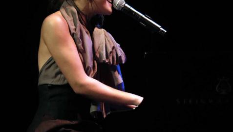 La ganadora de 'Operación Triunfo' ofreció este jueves, 4 de octubre, un concierto en el teatro pamplonés, acompañada por la Free Fall Band