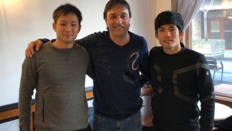 Dos jugadores japoneses de fútbol sala entrenan con Osasuna Magna