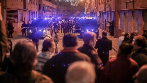 Vecinos protestan frente a la casa del supuesto asesino de Vallecas (Madrid)