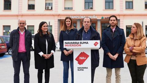 Los candidatos al Senado y Congreso de Navarra Suma, frente a la estación de Renfe en Pamplona.