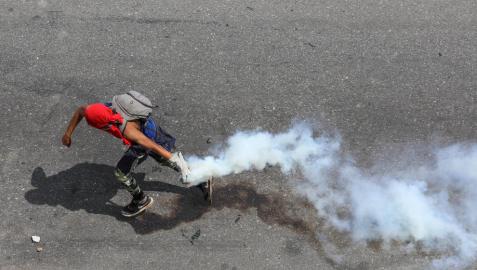 Al menos dos muertos, 130 heridos y más de 200 detenidos tras la última escalada de tensión en Venezuela