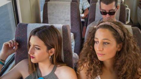 Dos chicas viajan con un billete de Interrail