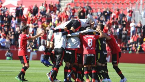 Los jugadores del Mallorca celebran la victoria in extremis ante el Sporting.