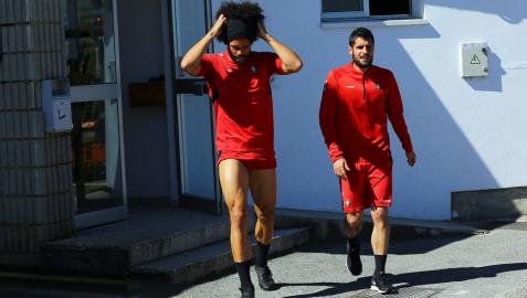 Osasuna busca dos centrales para Primera