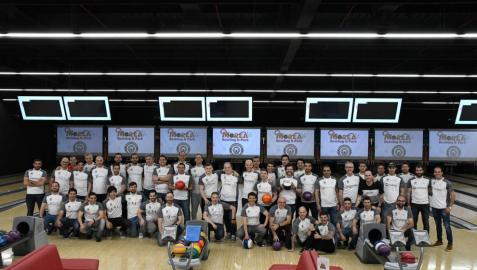 Los dieciséis equipos que accedieron a la final de bolos.