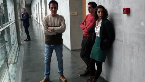 Carlos Couso, Rubén Velasco y Laura Pérez, en los pasillos del Parlamento.