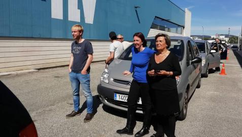 Ignacio San Martín, Maru Camino y Marina Martínez, junto a la oficina de la ITV de Noáin el lunes tras hacer cinco horas de cola. Eran las 5 de la tarde. Aún les quedaban dos horas más.