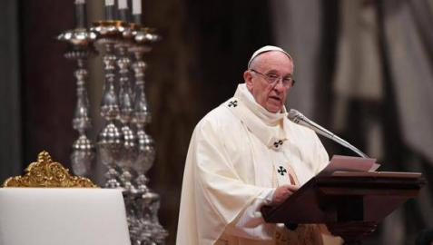 El papa Francisco celebra una misa en la basílica de San Pedro, en El Vaticano.