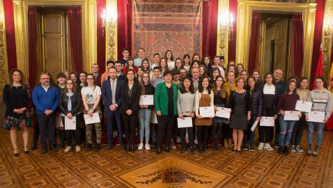 Los participantes del programa 'Jakin-mina' reciben sus displomas