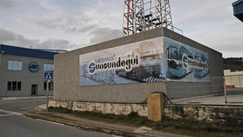 Acceso a la planta de Sunsundegui, en el polígono Ibarrea, de Alsasua.