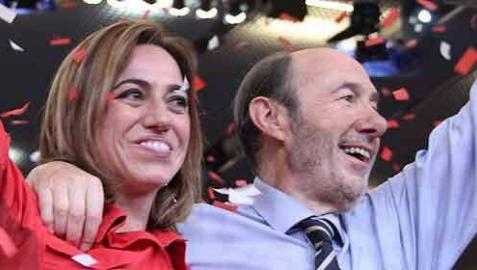Una foto de Rubalcaba junto a Carme Chacón emociona en las redes sociales