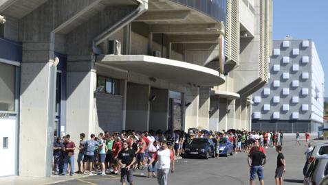 Más de 200 personas, en la apertura de las taquillas de El Sadar
