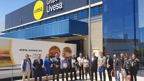 REUNIÓN ENTRE EMPRESA Y SINDICATOS Directivos de Uvesa, entre ellos su presidente, Antonio Sánchez (7º por la derecha) y representantes de los sindicatos Comisiones Obreras y UGT mantuvieron ayer una reunión para certificar el final del proceso en la sede de Uvesa en Tudela.