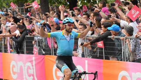 Cataldo reina en Como y Carapaz amplía su liderato tras la caída de Roglic Cataldo reina en Como y Carapaz amplía su liderato tras la caída de Roglic