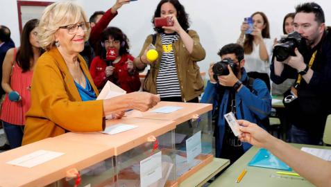 La alcaldesa de Madrid y aspirante a la reelección de Más Madrid, Manuela Carmena, ha ejercido su derecho al voto