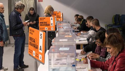 Votantes participando en la elecciones del 26A en un colegio electoral de Navarra