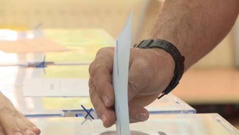 El PSOE consigue mayoría absoluta en Extremadura, y el PP pierde ocho diputados