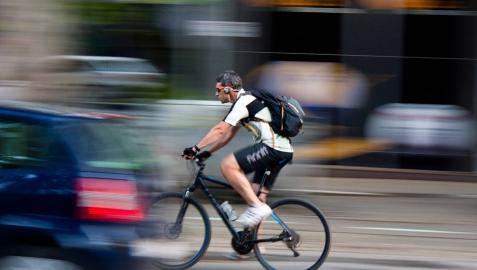 Diez ciclistas han sido denunciados en Pamplona por circular con auriculares
