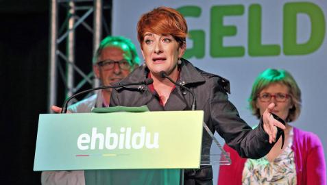 La candidata de EH Bildu a la presidencia de Navarra, Bakartxo Ruiz, analizando los resultados en el acto del Zentral