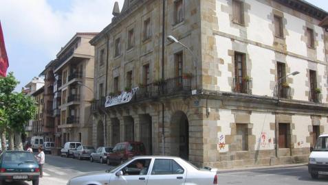 Detalle del Ayuntamiento de Etxarri Aranatz.