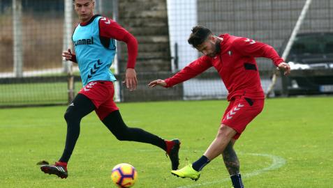 Rubén García golpea el balón ante Luis Perea, este pasado martes en el entrenamiento celebrado en Tajonar.
