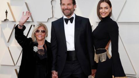 El actor Bradley Cooper junto a su madre y su pareja Irina Shayk en la alfombra roja de los Oscar