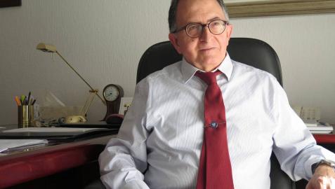 Manuel Gurpegui, navarro de Andosilla y catedrático de Psiquiatría en Granada, en su despacho de trabajo.