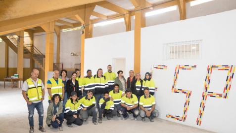 Participantes en el programa de Empleo Social Protegido, ante la nueva sede que han creado bajo las gradas de la plaza de toros de Tudela. Participantes en el programa de Empleo Social Protegido, ante la nueva sede que han creado bajo las gradas de la plaza de toros de Tudela.