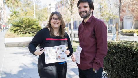 Olga Risueño y Eneko Larrarte posan con el díptico que se va a repartir entre los ciudadanos.