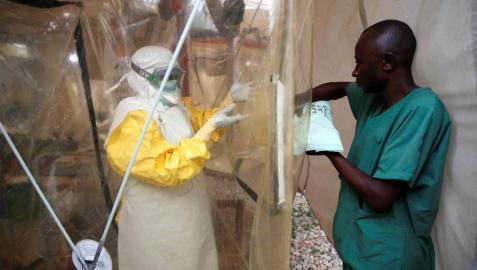 Sanitarios en un centro de tratamiento del ébola en Beni, en la República Democrática del Congo.