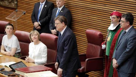 El socialista Ximo Puig promete el cargo de president de la Generalitat en el pleno de Les Corts Valencianes.