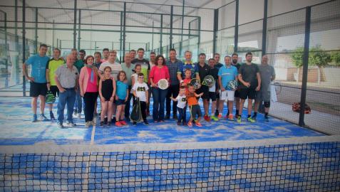 Los asistentes al acto inaugural posaron juntos en la nueva pista de pádel de Milagro.