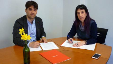 Pablo Azcona y Mertxe Leranoz, en la firma de un convenio por las políticas de igualdad.