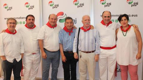 Dirigentes del PNV, junto a los dos homenajeados.