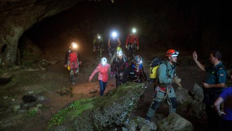 Las tres espeleólogas salen de la cueva acompañadas del equipo de rescate. Las tres espeleólogas salen de la cueva acompañadas del equipo de rescate.