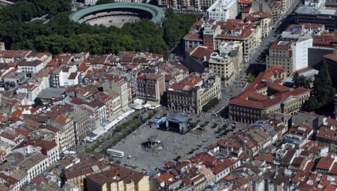 Vista aérea de Plaza del castillo y Avenida de Carlos III, con la sede del Gobierno foral a la derecha de la imagen.