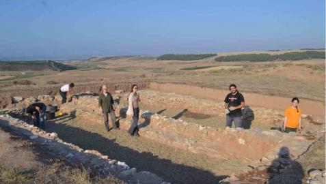 Arqueólogos voluntarios excavan en el poblado El Castillar de Mendavia