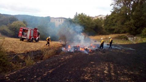 Sofocados dos incendios en Ecala y Mañeru