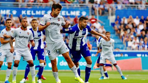 Joselu y Pacheco dan el primer triunfo al Alavés