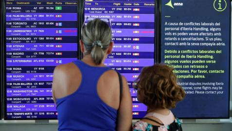 Panel informativo por las huelgas en el aeropuerto de El Prat.