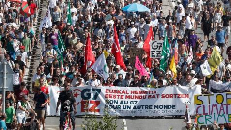 La manifestación contra el G7 une Hendaia e Irún sin registrar incidentes