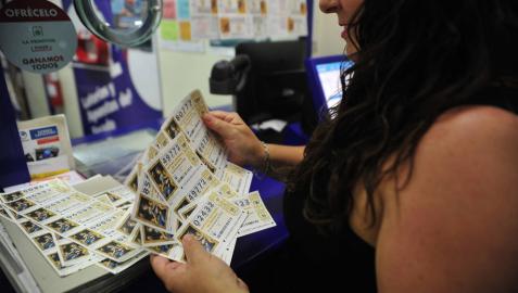 En la administración de lotería de Tafalla Nuria Arrizubieta está vendiendo más lotería.