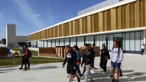 El nuevo centro de educación Secundaria y de Formación Profesional acogió el lunes la presentación de los alumnos con los últimos retoques en el equipamiento de aulas y talleres pendientes y tras una inversión de 37,2 millones de euros.