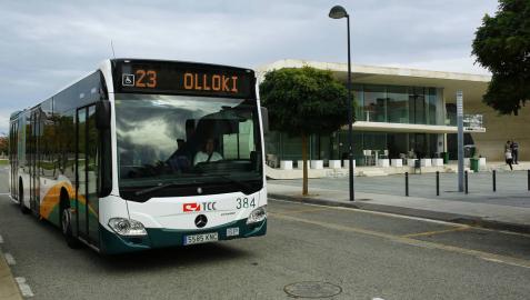 La línea 23, en la parada de Cordovilla, junto al centro dotacional.