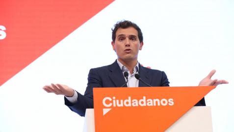 Rivera pide a Sánchez reunirse para discutir sus condiciones para abstenerse Rivera pide a Sánchez reunirse para discutir sus condiciones para abstenerse